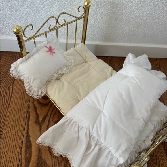 Vintage American girl doll bed - Picture 3 of 3